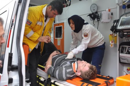 Virajı alamayan TIR devrildi, sürücüsü 2 saat süren çalışmayla kurtarıldı