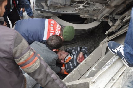 Virajı alamayan TIR devrildi, sürücüsü 2 saat süren çalışmayla kurtarıldı