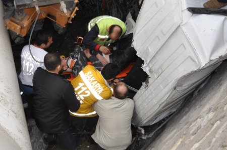 Virajı alamayan TIR devrildi, sürücüsü 2 saat süren çalışmayla kurtarıldı