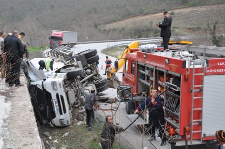 Virajı alamayan TIR devrildi, sürücüsü 2 saat süren çalışmayla kurtarıldı