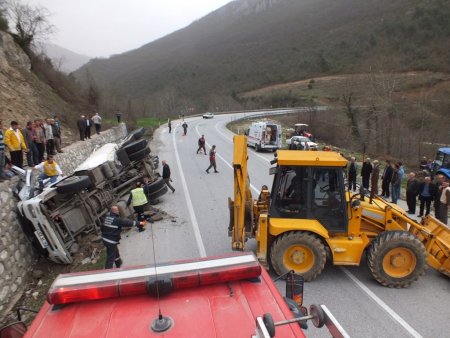 Virajı alamayan TIR devrildi, sürücüsü 2 saat süren çalışmayla kurtarıldı