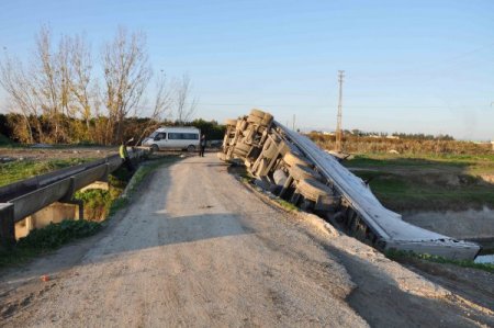 Virajı alamayan TIR sulama kanalına uçtu