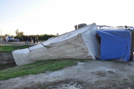 Virajı alamayan TIR sulama kanalına uçtu