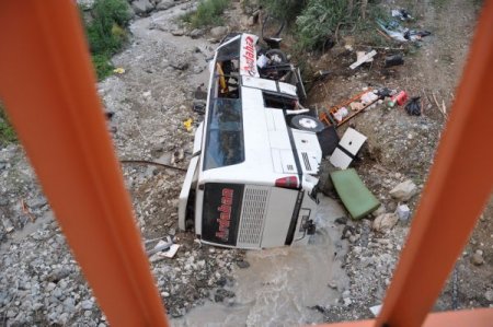 Virajı Alamayan Yolcu Otobüs Köprüden Uçtu: 5 Ölü, 44 Yaralı (3)