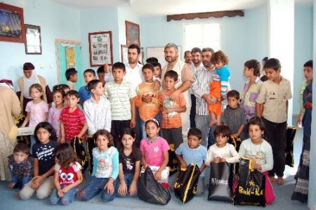 Viranşehir Derneği 300 Yetim Ve Öksüzü Sevindirdi