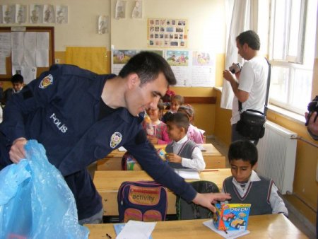 Viranşehir Emniyet Müdürü Urhan, 400 Öğrenciye Oyuncak Hediye Etti