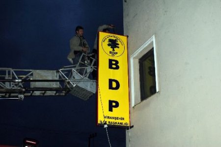 Viranşehir'de Dtp Tabelası Söküldü Yerine Bdp Tabelası Takıldı