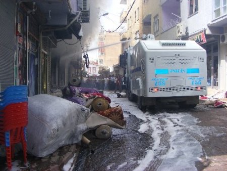 Viranşehir'de halıcı dükkanı yandı