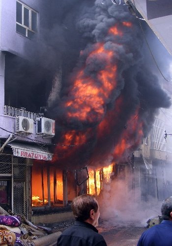 Viranşehir'de halıcı dükkanı yandı