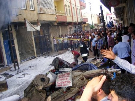 Viranşehir'de halıcı dükkanı yandı