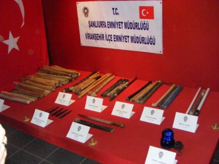 Viranşehirli'nin sopa ve bıçak merakı basına gösterildi