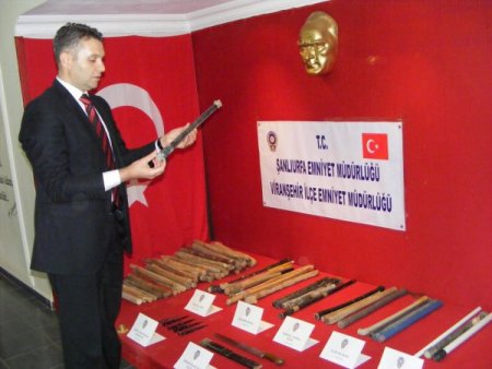 Viranşehirli'nin sopa ve bıçak merakı basına gösterildi