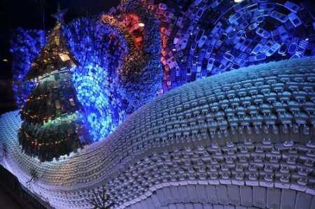 Vitrinlerini Hurda Telefonlarla Süsledi