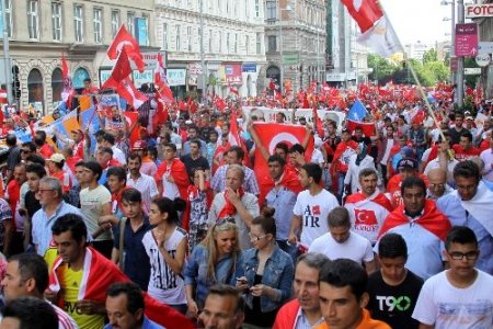 Viyana’da 20 bini aşkın kişi Erdoğan’a destek için yürüdü