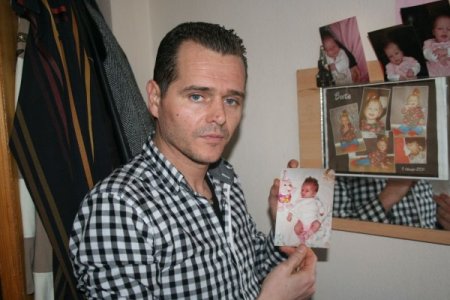 Vize alamadığı için eşi ve kızına kavuşamıyor