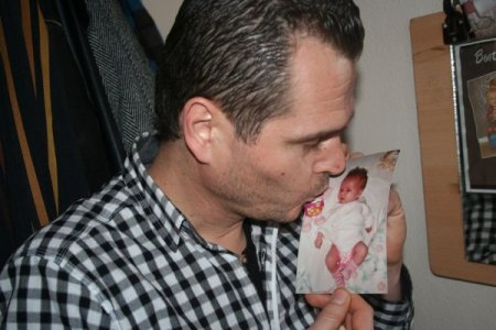 Vize alamadığı için eşi ve kızına kavuşamıyor