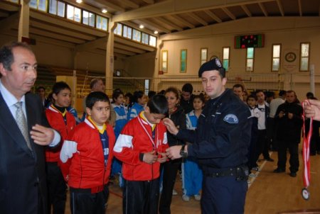 Voleybol Müsabakalarında Görevli Polis, Yırtık Ayakkabılı Öğrenciye Ayakkabı Aldı