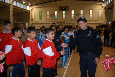 Voleybol Müsabakalarında Görevli Polis, Yırtık Ayakkabılı Öğrenciye Ayakkabı Aldı
