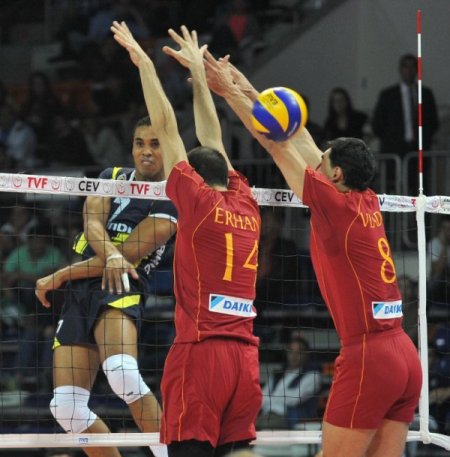 Voleybolda Süper Kupa Galatasaray'ı 3 - 0 yenen Fenerbahçe’nin