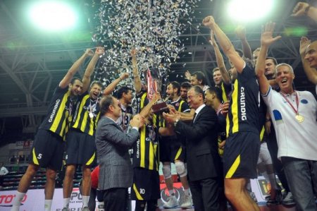 Voleybolda Süper Kupa Galatasaray'ı 3 - 0 yenen Fenerbahçe’nin
