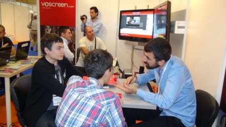 Voscreen, İngilizce öğretecek (Özel)