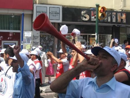 Vuvuzelalarla Yürüyen İşçiler, İbb Binasına Grev Kararı Astı