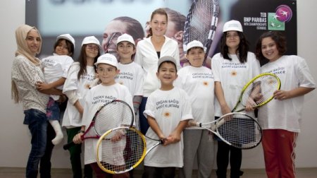 WTA’nın yıldızlarından Agnieszka Radwanska, çocuklarla buluştu