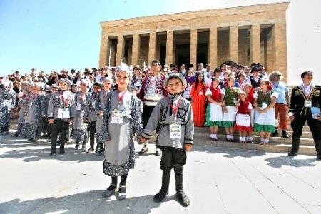 Yabancı dansçılar Anıtkabir’de