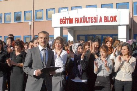 Yabancı Dil Bölümü Öğrencilerinden Öğretmen Marşlı Protesto