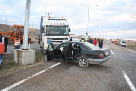 Yabancı plakalı TIR'la otomobil çarpıştı: 3 yaralı