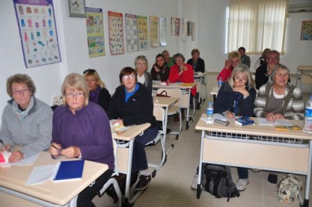 Yabancılar, Halk Eğitim kurslarında Türkçe öğreniyor