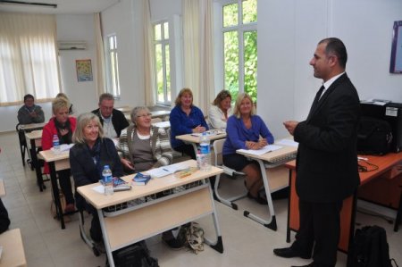 Yabancılar, Halk Eğitim kurslarında Türkçe öğreniyor