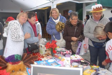 Yabancılar Türk öğrenciler için Noel Pazarı kurdu