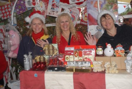 Yabancılar Türk öğrenciler için Noel Pazarı kurdu