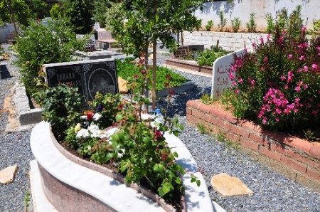 Yabancıların yanlış defnedilmesi iddiasına papazdan yalanlama