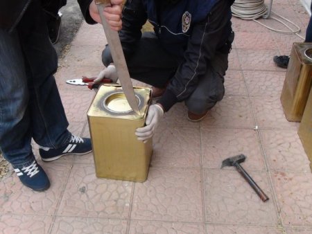 Yağ tenekeleri içinde esrar sevkıyatına polis engeli