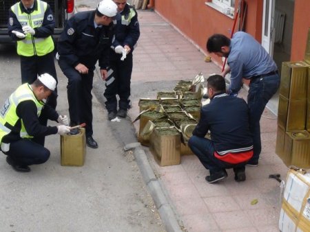 Yağ tenekeleri içinde esrar sevkıyatına polis engeli
