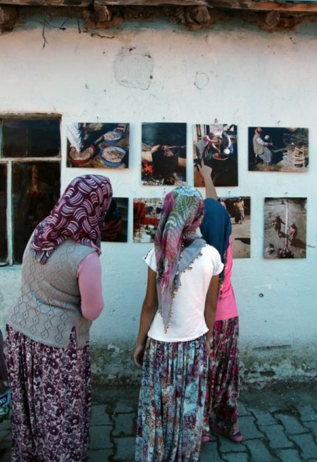 Yağcıbedir halısını konu edinen köydeki fotoğraf sergisi büyük ilgi gördü