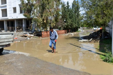 Yağış sebebiyle yol çöktü