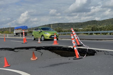 Yağış sebebiyle yol çöktü