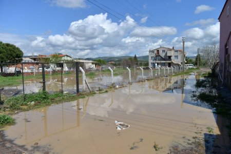 Yağış sebebiyle yol çöktü