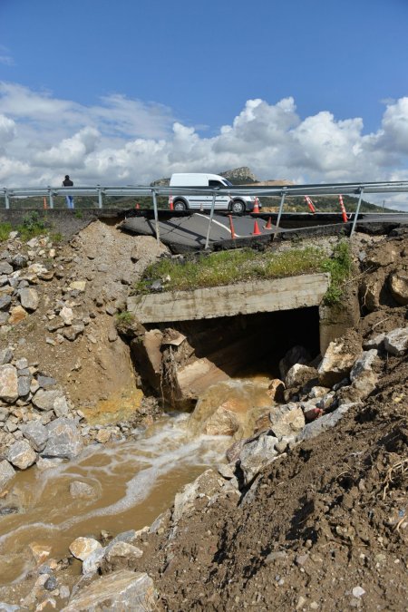 Yağış sebebiyle yol çöktü