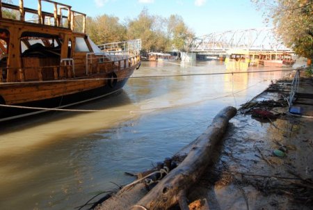 Yağış sonrası Manavgat Irmağı'nda biriken çöpleri botçular temizledi