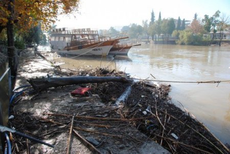 Yağış sonrası Manavgat Irmağı'nda biriken çöpleri botçular temizledi