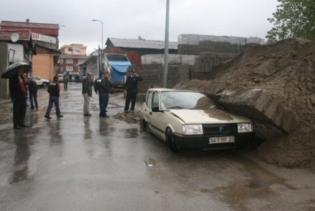 Yağışlar Nedeniyle Göçen Duvar, Otomobili Kağıt Gibi Ezdi