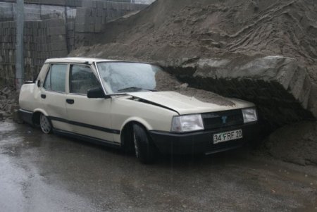Yağışlar Nedeniyle Göçen Duvar, Otomobili Kağıt Gibi Ezdi