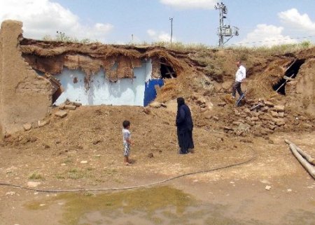 Yağışlardan kerpiç evleri yıkılan aileler ortada kaldı