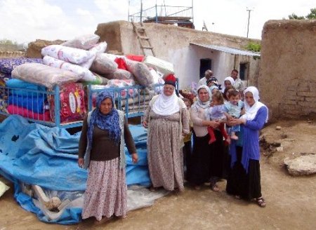 Yağışlardan kerpiç evleri yıkılan aileler ortada kaldı