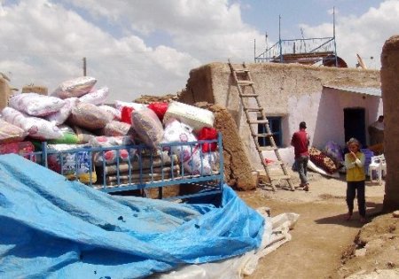 Yağışlardan kerpiç evleri yıkılan aileler ortada kaldı