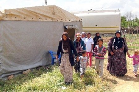 Yağışlardan kerpiç evleri yıkılan aileler ortada kaldı